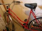 Guterhaltenes 28 Damenfahrrad in Rot abzugeben